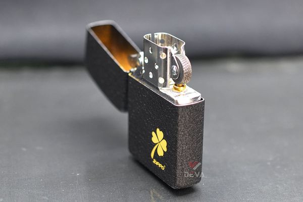 Zippo Sơn Mài Đen Sần Khắc Cỏ 4 Lá Mạ Vàng ZK69