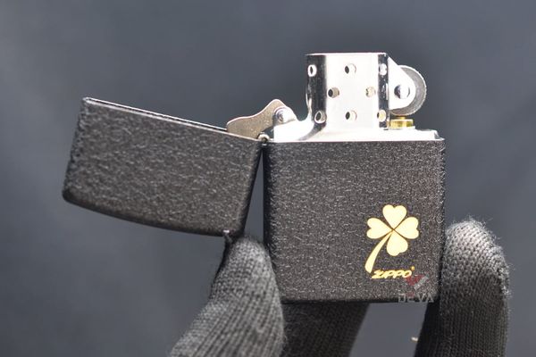 Zippo Sơn Mài Đen Sần Khắc Cỏ 4 Lá Mạ Vàng ZK69