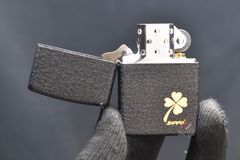 Zippo Sơn Mài Đen Sần Khắc Cỏ 4 Lá Mạ Vàng ZK69