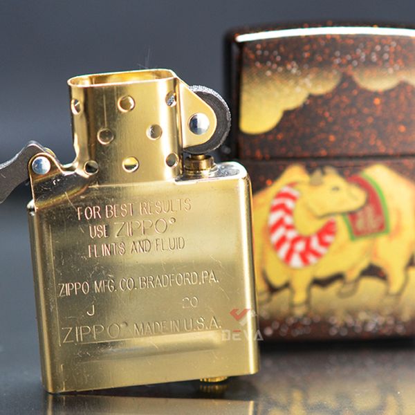 Zippo Sơn Mài In Chủ Đề Trâu Vàng ZN368