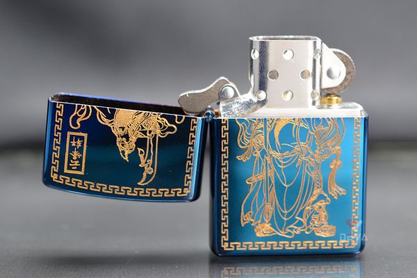 Zippo Xanh Sapphire Khắc Quan Vân Trường Mạ Vàng ZK39