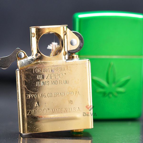 Zippo Stamped leaf Brass lá Phong nổi Z265