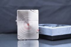 Zippo tái bản 1935 chặt góc hoa văn đường tròn đồng tâm ZN310