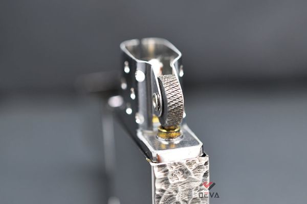 Zippo tái bản 1935 chặt góc cạnh hoa văn gõ búa ZN309