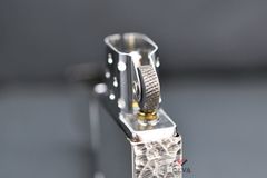 Zippo tái bản 1935 chặt góc cạnh hoa văn gõ búa ZN309