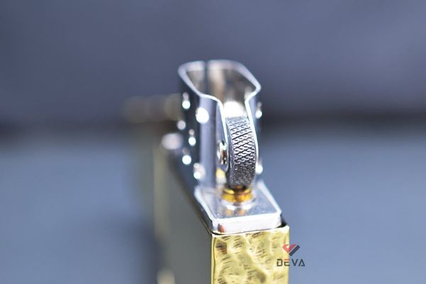 Zippo tái bản 1935 chặt góc cạnh hoa văn gõ búa ZN309