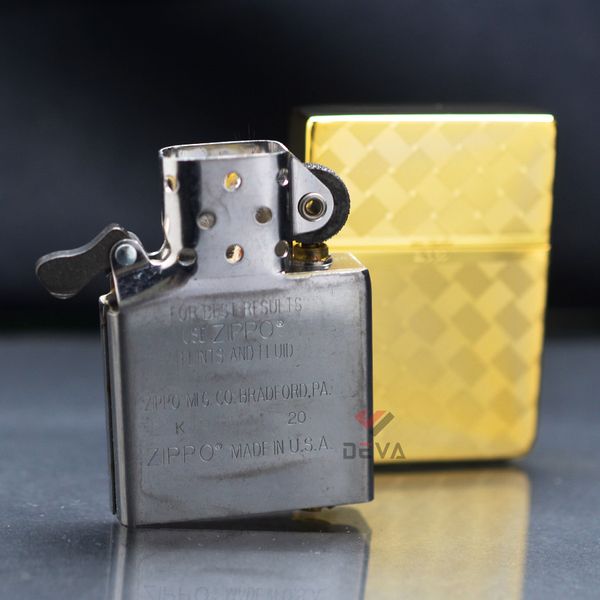 Zippo Tái Bản 1935 Mạ Vàng Hoa Văn Đan Sợi Carbon ZN152