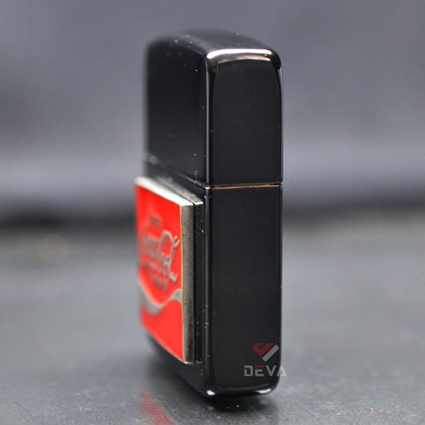 Zippo Tái Bản 1941 Đen Bóng Ốp Emblem Logo Coca-Cola ZN349