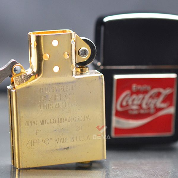 Zippo Tái Bản 1941 Đen Bóng Ốp Emblem Logo Coca-Cola ZN349