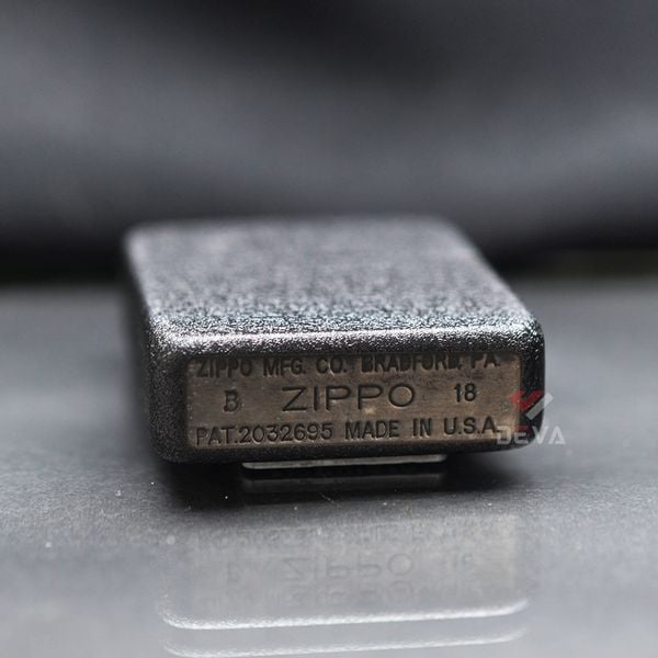 Zippo Tái bản 1941 Sơn Đen Sần Ốp Logo US Army Z211
