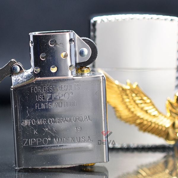 Zippo trắng Emblem đôi cánh thiên thần ốp đá xanh ngọc ZN330