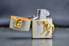 Zippo trắng ốp Emblem Ngựa Vàng ZN320