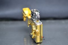 Zippo trắng ốp Emblem Ngựa Vàng ZN320