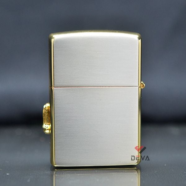 Zippo trắng ốp Emblem Ngựa Vàng ZN320