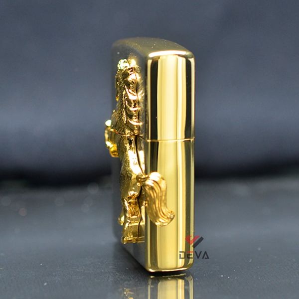 Zippo trắng ốp Emblem Ngựa Vàng ZN320
