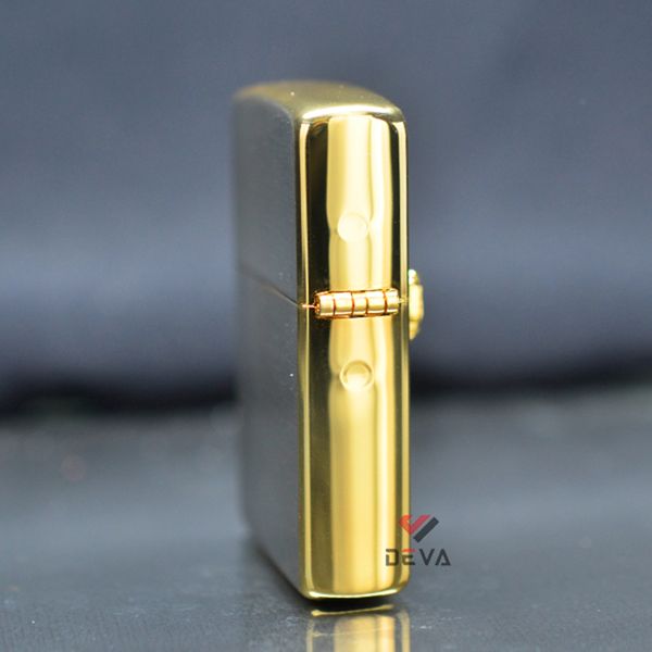 Zippo trắng ốp Emblem Ngựa Vàng ZN320