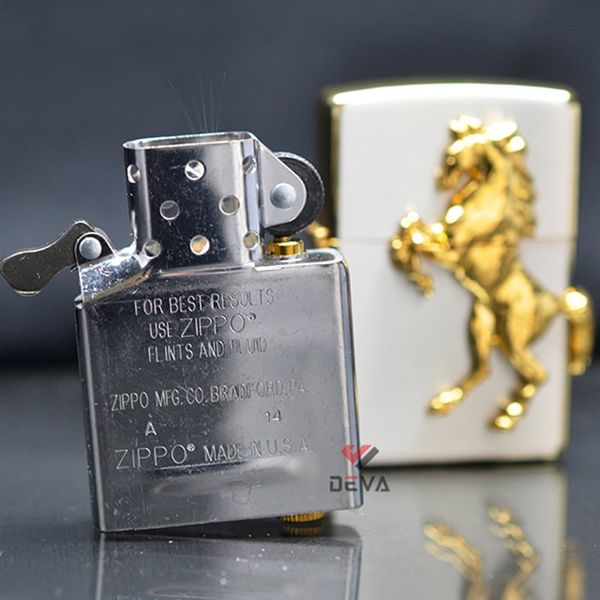 Zippo trắng ốp Emblem Ngựa Vàng ZN320