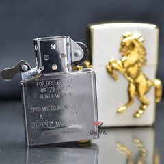 Zippo trắng ốp Emblem Ngựa Vàng ZN320