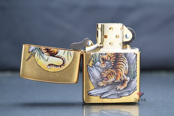 Zippo đồng xước in hình Mãnh Hổ Săn Mồi Z370