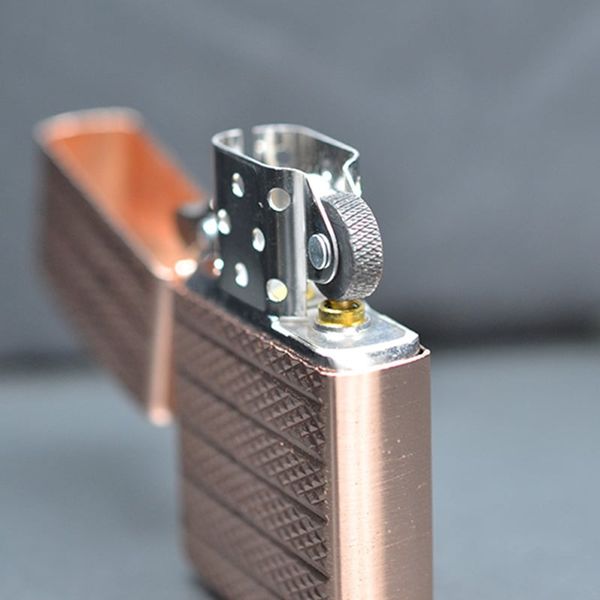 Zippo vàng hồng kẻ vân nổi ZN284