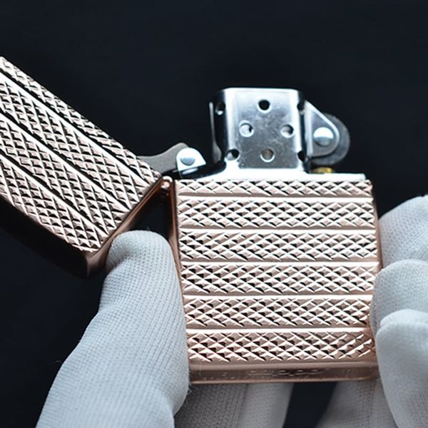 Zippo vàng hồng kẻ vân nổi ZN284