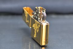 Zippo Vàng Khắc Hình Hổ Cách Điệu ZK59
