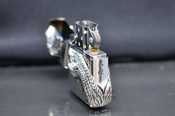 Zippo ốp Emblem rắn 8 đầu Yamata no Orochi ZN324