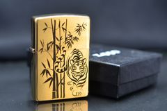 Zippo Vàng Khắc Hổ Rừng Trúc ZK36