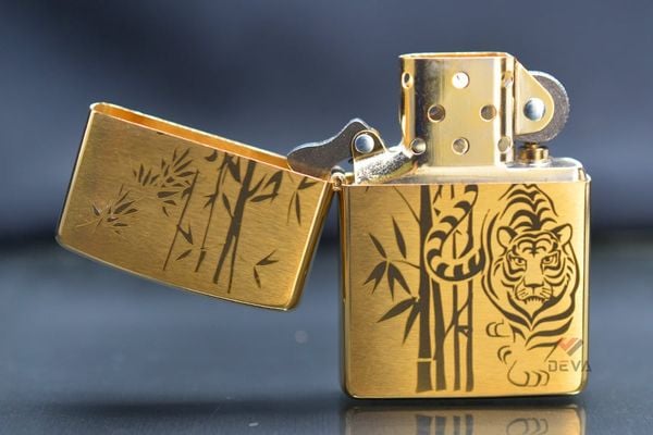 Zippo Vàng Khắc Hổ Rừng Trúc ZK36