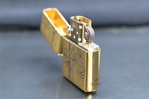 Zippo Vàng Khắc Hổ Rừng Trúc ZK36