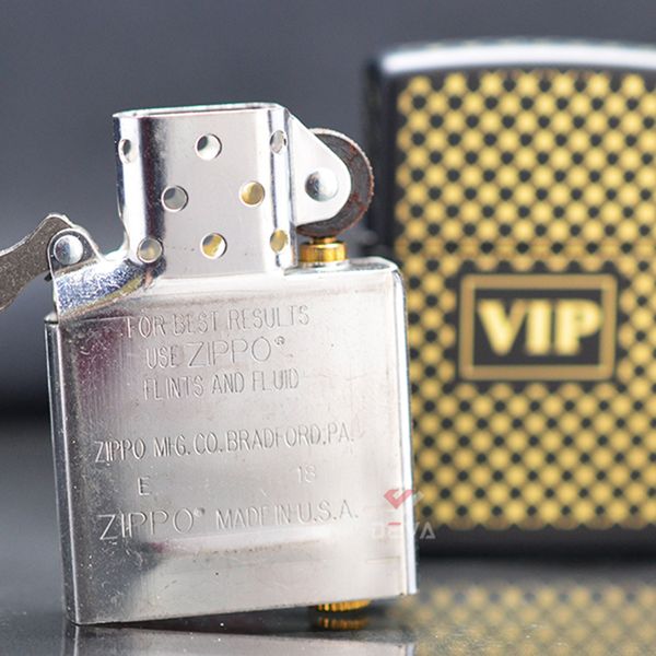 Zippo Mỹ chính hãng sơn đen mờ in hoa văn Vip Z193