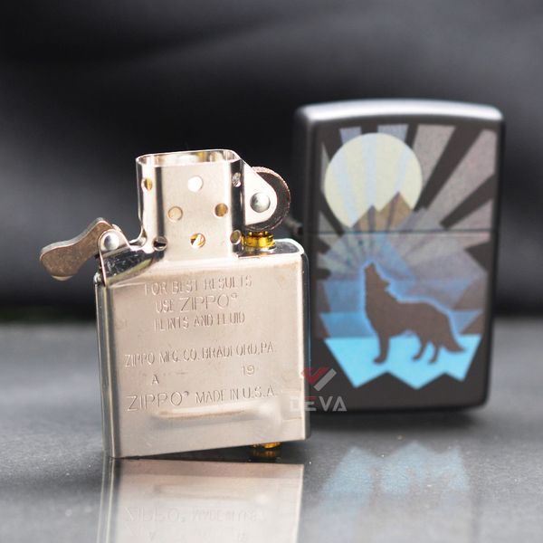 Zippo Sơn Chủ Đề Chó Sói Và Mặt Trăng Wolf AND Moon Design Z10