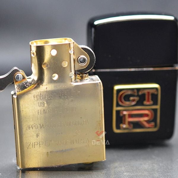 Zippo Tái Bản 1941 Đen Bóng Ốp Emblem Nissan GTR ZN352