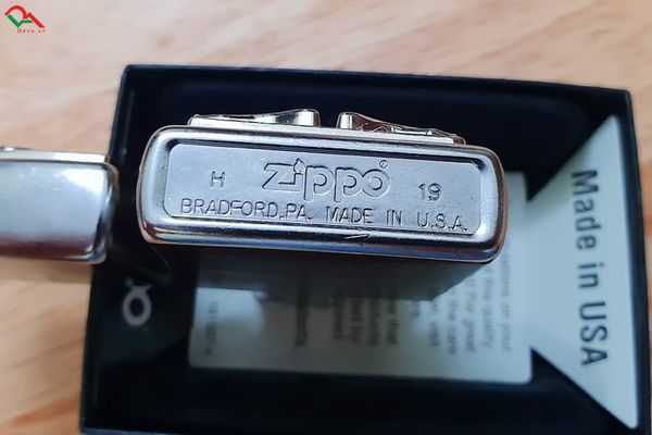 Zippo ốp Emblem Cô Gái Gợi Cảm ZN244