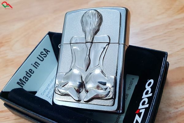 Zippo ốp Emblem Cô Gái Gợi Cảm ZN244