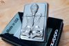 Zippo ốp Eblem Cô Gái Gợi Cảm ZN244