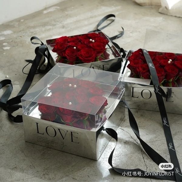 Hộp Giấy Đựng Hoa In Chữ Love - Hình Trái Tim .  Có Quai Xách