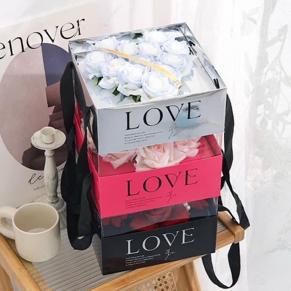 Hộp Giấy Đựng Hoa In Chữ Love - Hình Trái Tim .  Có Quai Xách