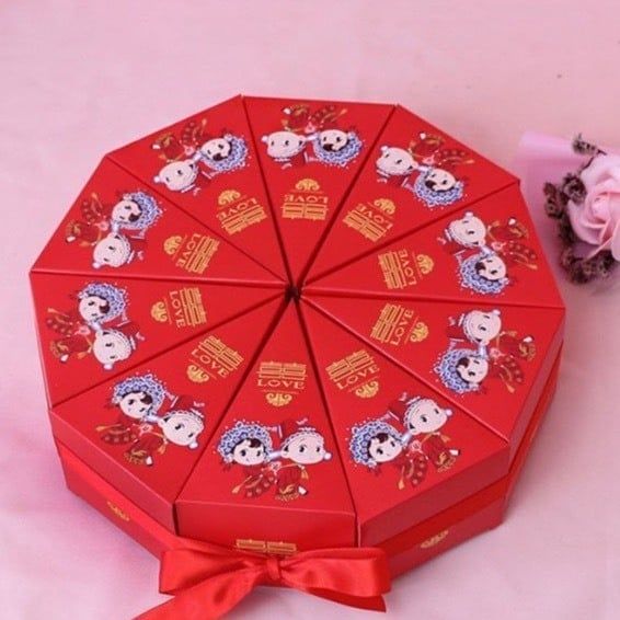 Vỏ hộp  tam giác ánh nhũ xếp tròn - vỏ hộp bánh cưới sang trọng