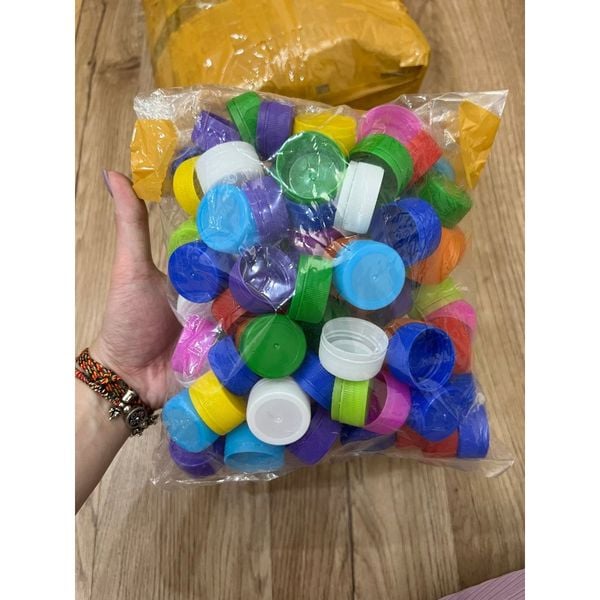 100 nút chai nhựa màu sắc - làm đồ handmade- giáo cụ học tập