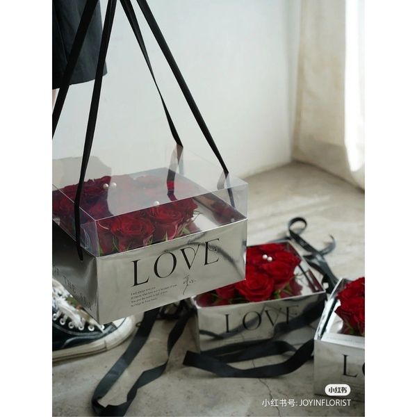 Hộp Giấy Đựng Hoa In Chữ Love - Hình Trái Tim .  Có Quai Xách