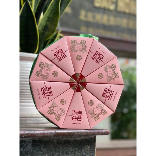 Vỏ hộp tam giác hồng ánh nhũ xếp tròn - Vỏ hộp bánh cưới sang trọng