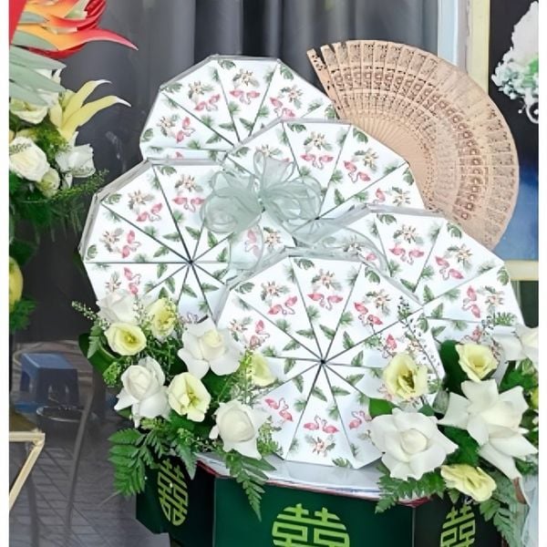 Vỏ hộp tam giác xếp tròn - Vỏ hộp bánh cưới sang trọng