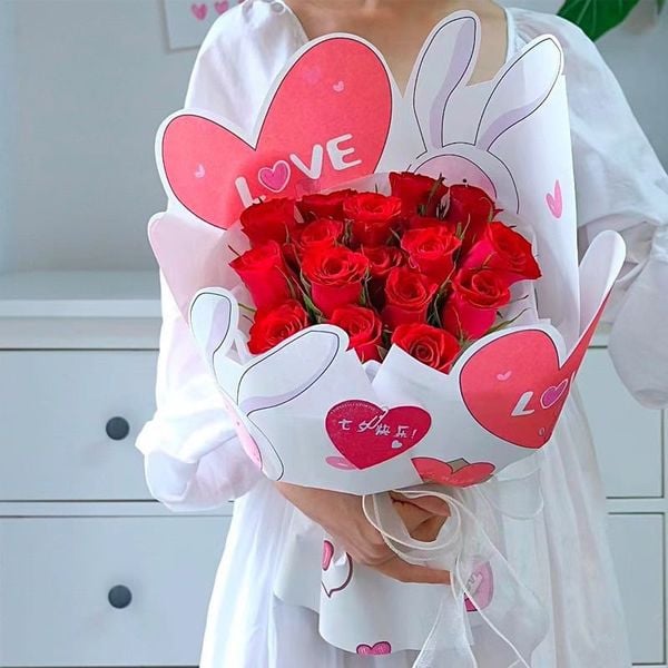 (Tập 10 tờ) GIẤY GÓI HOA  hình thỏ ôm tim . khổ 38cm*52cm .