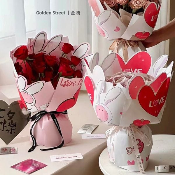 (Tập 10 tờ) GIẤY GÓI HOA  hình thỏ ôm tim . khổ 38cm*52cm .