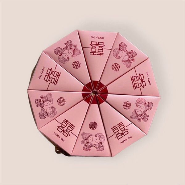 Vỏ hộp tam giác hồng ánh nhũ xếp tròn - Vỏ hộp bánh cưới sang trọng