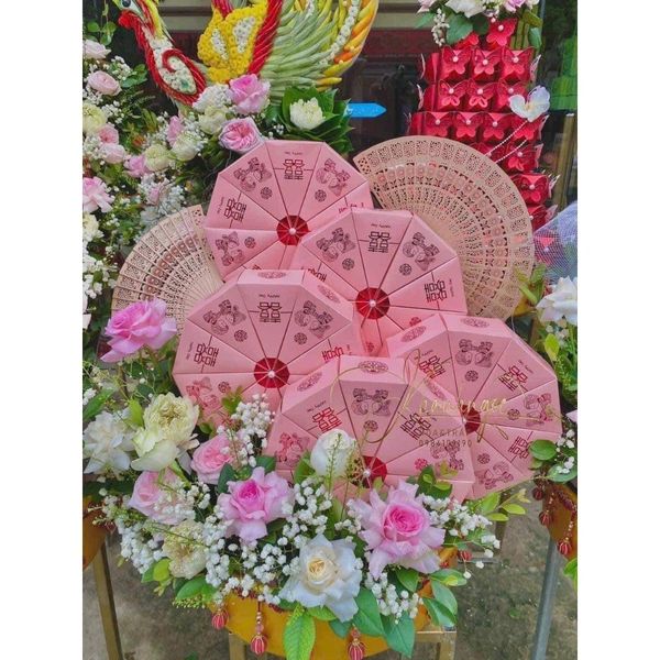 Vỏ hộp tam giác hồng ánh nhũ xếp tròn - Vỏ hộp bánh cưới sang trọng