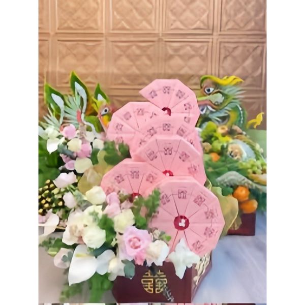 Vỏ hộp tam giác hồng ánh nhũ xếp tròn - Vỏ hộp bánh cưới sang trọng