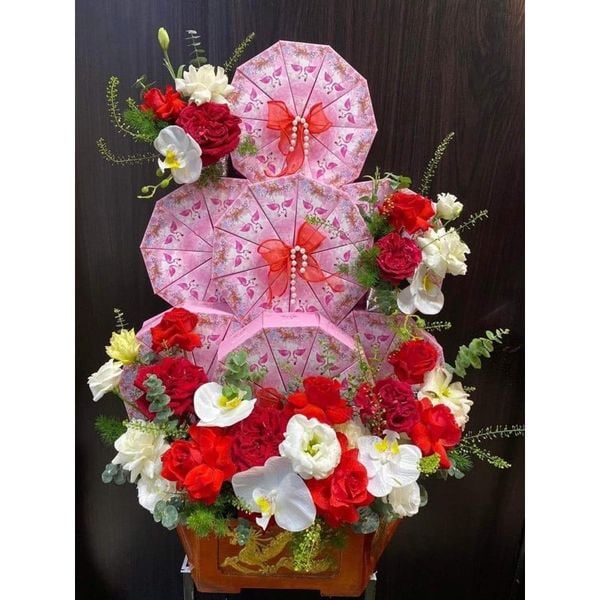 Vỏ hộp tam giác xếp tròn - Vỏ hộp bánh cưới sang trọng