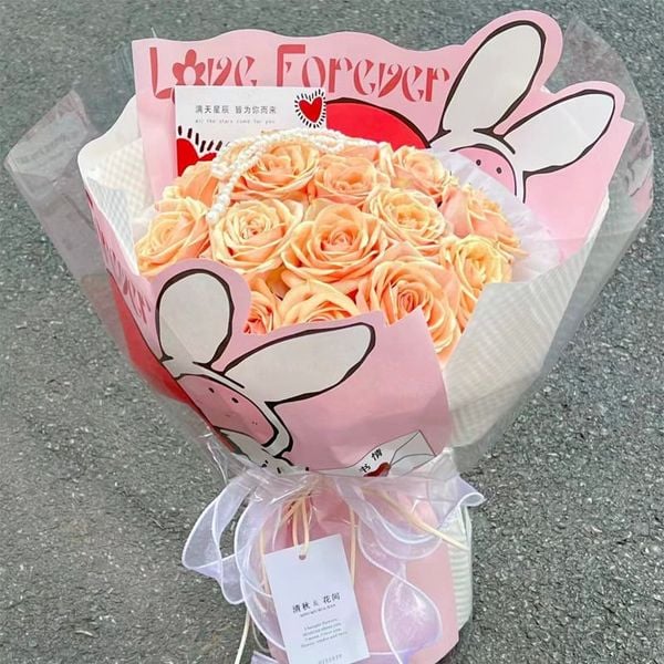 (Tập 10 tờ) GIẤY GÓI HOA  hình thỏ ôm tim . khổ 38cm*52cm .